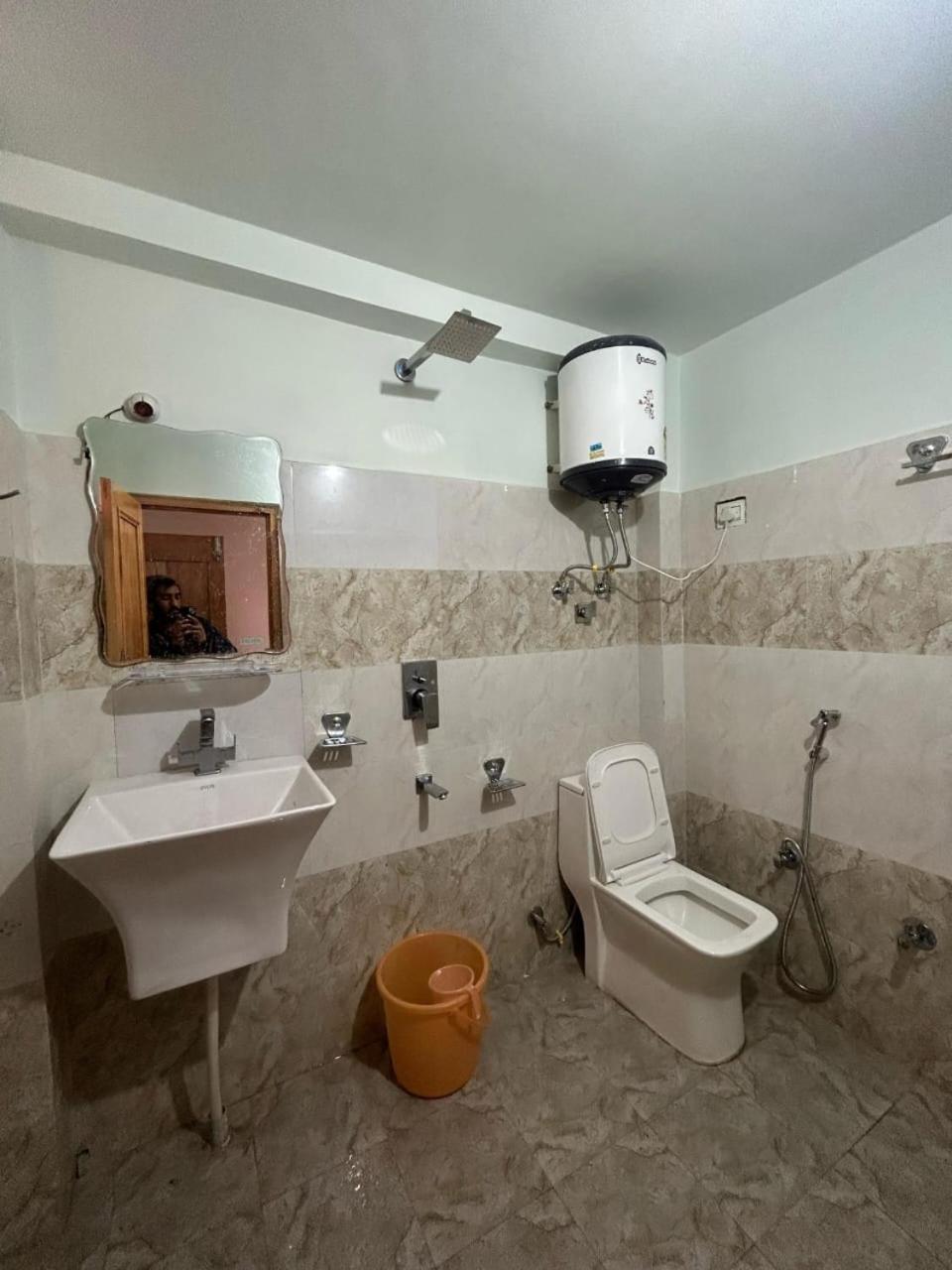 New Brahma Cafe Guest House Kalgha Exterior foto
